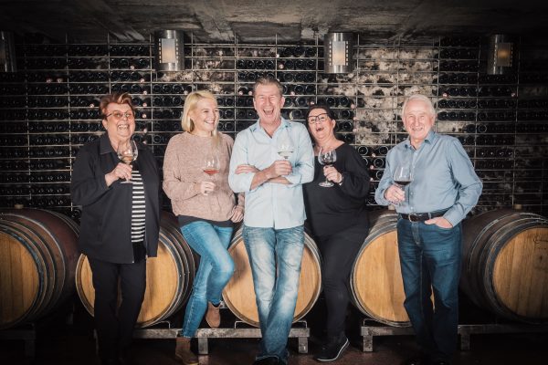 Famile Dopler beim Wein verkosten.